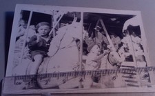 Altes Foto Kind auf Holzpferd Karussell (859)