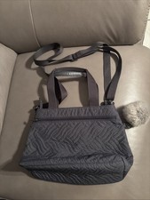 Kipling Umhängetasche, Grau, mit Äffchenanhänger, gestepptes Muster