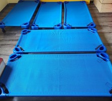 5 - Kinderliegen, - stapelbar, 1 x mit Rädern, - in Blau, - gebraucht
