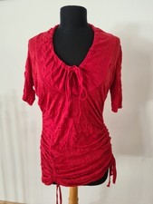 Ausgefallenes Shirt in knallrot mit vielen Schnüren und einem tollen Ausschnitt 