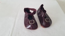 1 Paar weinrote Puppenschuhe