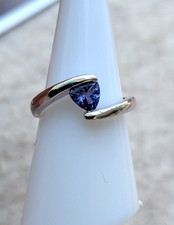 AAA Tansanit - Weißgoldring im modernen tollen Design