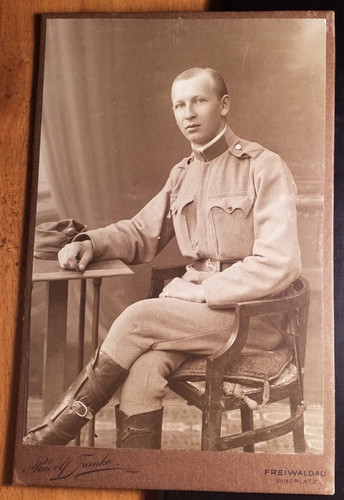 Sitzender mann soldat in - mann,