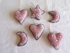 6  dekorative Stoffteile zum Aufhängen, Dm.  je ca. 10 cm sehr gut erhalten