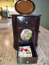 Kleiner holzbrauner Schmuckschrank / Schaukasten mit Vitrinen und Schubladen