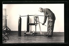 Ansichtskarte Mitarbeiter der Grubenwehr befüllt einen Tank 