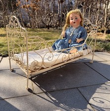 Großes antikes Puppenbett