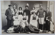 AK - Foto - Deutsche Soldaten mit interessanten Uniformen & Frauen, 1.WK 1914/18