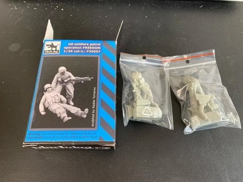 Black dog f35057 - f35057, soldiers