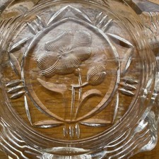 DDR? stylischer transparenter Press-Glas-Aschenbecher mit Blumen-Design, gebr.