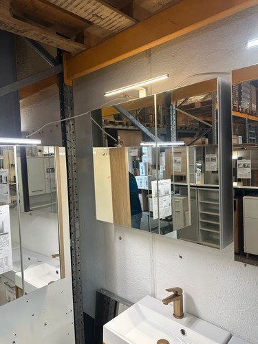 Spiegelschrank mit