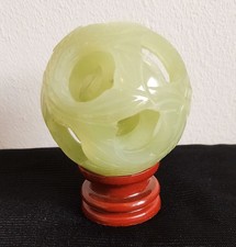Jadekugel aus China - handgeschnitzt - vier Kugeln ineinander
