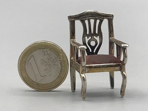Kleiner miniatur stuhl mit - miniatur,