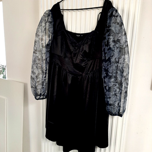 Schwarzes glanzkleid mit - schwarzes,