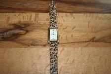 DAMENARMBANDUHR - GOLDFARBEN - LEDERARMBAND LEOPARDENMUSTER BRAUN GEMUSTERT