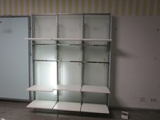 Ladeneinrichtung, Ladentisch beleuchtet und Wandpaneele hinterleuchtet