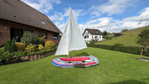 Schlauchboot mit besegelung - schlauchboot,