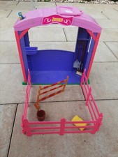 Jenny/Barbie: Pferdestall + Zubehör (Hindernis, Stroh, Besen, etc.)