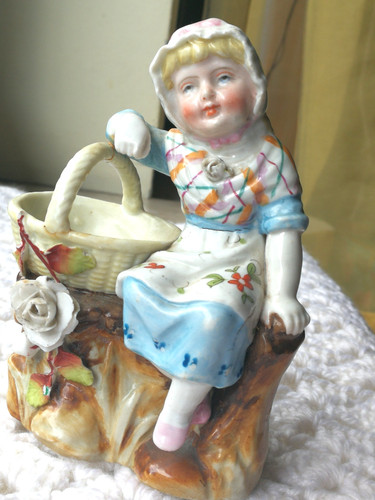 Antike figur mädchen mit - ,