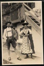 Fotografie Paar im bayrischer Tracht mit Dirndl und Lederhose, 1925 