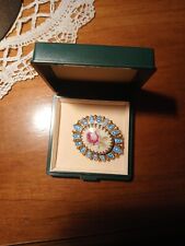 Dekorative Brosche Mit Rosenmotiv Und Porzellan Untersetzt..eingefasst In 