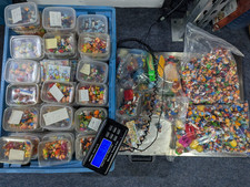 Konvolut Ü Eier Figuren Spiele Puzzle ca. 18,75kg mit Kiste