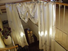 Vintage-Vorhang, Unikat, 3teilige fertiggenähte Deko, weiß mit grau bestickt