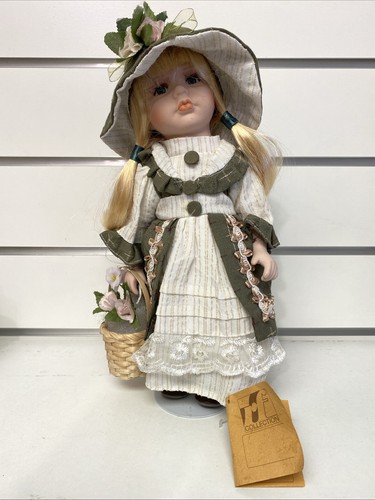 Porzellanpuppe mit blonden