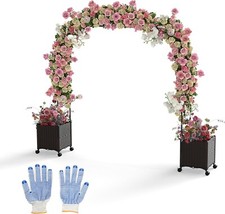 Rosenbogen mit Blumenkasten