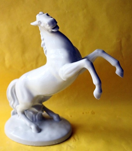Porzellanfigur aufbäumendes - porzellanfigur, "aufbäumendes