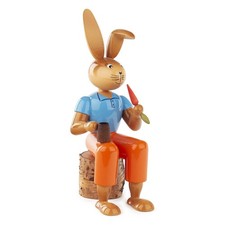 Osterfigur Hase mit Möhre