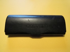 Hartschalen-Brillenetui von Oliver Peoples in schwarz