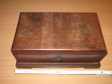 GROSSE ANTIKE MASSIVE HOLZKISTE mit " S.P.D. 4.Kr. Bz. 145. " GRAVUR um 1900