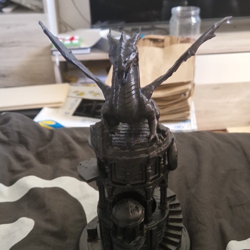 Schwarze drachen fantasyfigur - schwarze, drachen-fantasyfigur