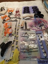 Kinderschminke und Modeschmuck und Haarschmuck