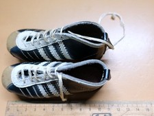 Adidas Miniatur-Fussballschuhe mit Autogrammen von Uwe und Dieter Seeler