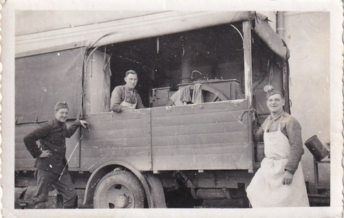 Foto soldaten mit feldküche - -,