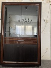 Möbelset (4-teilig). Kommode mit Spiegel Audiomöbel Vitrine mit Glasböden. 300 €