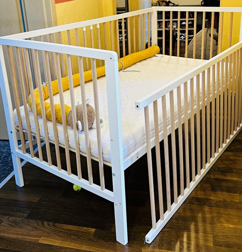 Weißes baby kinderbett aus - baby-/kinderbett,
