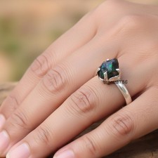 Schwarzer Feueropal Edelstein