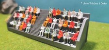 100 Stück H0 1:87 sitzende bemalte Figuren - ideal für Tribünen, Konzerte, Shows