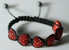 Shamballa Armband mit roten, schimmernden Herzen