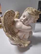 Großer schlafender Engel