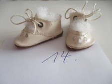 Alte kleine Puppenschuhe in