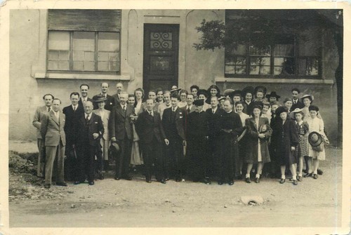 Gruppenfoto vor haus - ak,