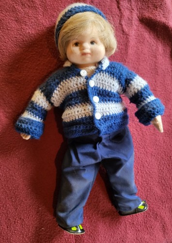 Junge mit pudelmütze - junge, puppe