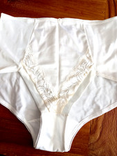 Damen-Miederhose, Bauch weg Gr. 95 in weiß, eingenähte Spitze glänzend-NEU-