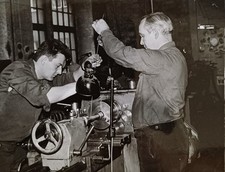 Zwei Männer arbeiten 1968 an