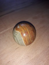 Onyx-Marmorkugel, 4 cm Durchmesser, selbst stehend.