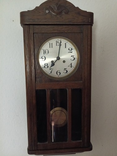 Alte wanduhr aus holz analog - alte,